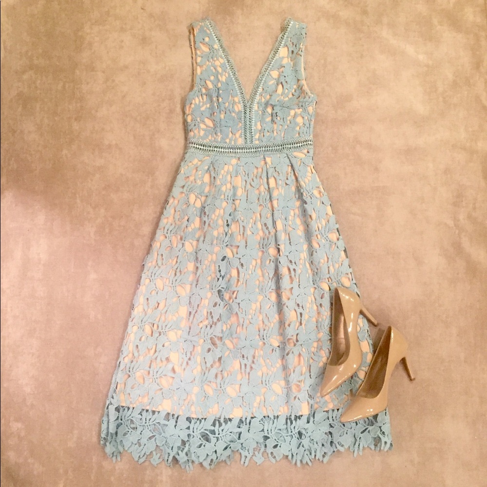 👗Gorgeous lace lined dress